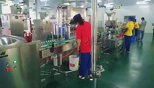 北京番茄醬客戶車間-番茄濃醬灌裝機-番茄醬自動灌裝生產(chǎn)線應用現(xiàn)場